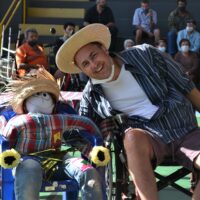 Paciente Junto A Espantalho